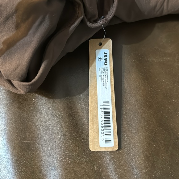 SKIMS FITS EVERYBODY CAMI BODYSUIT - Picture 10 of 10